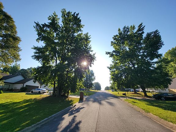 5th image of 454 Fieldgreen Dr