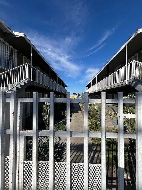 1540 & 1544 W. Florence Avenue — Photo 4