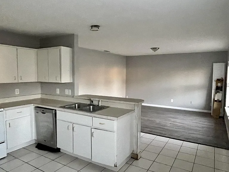 KITCHEN BAR & FAMILY ROOM