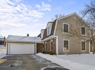 9 Edgewood Rd, Vernon Hills, IL 60061