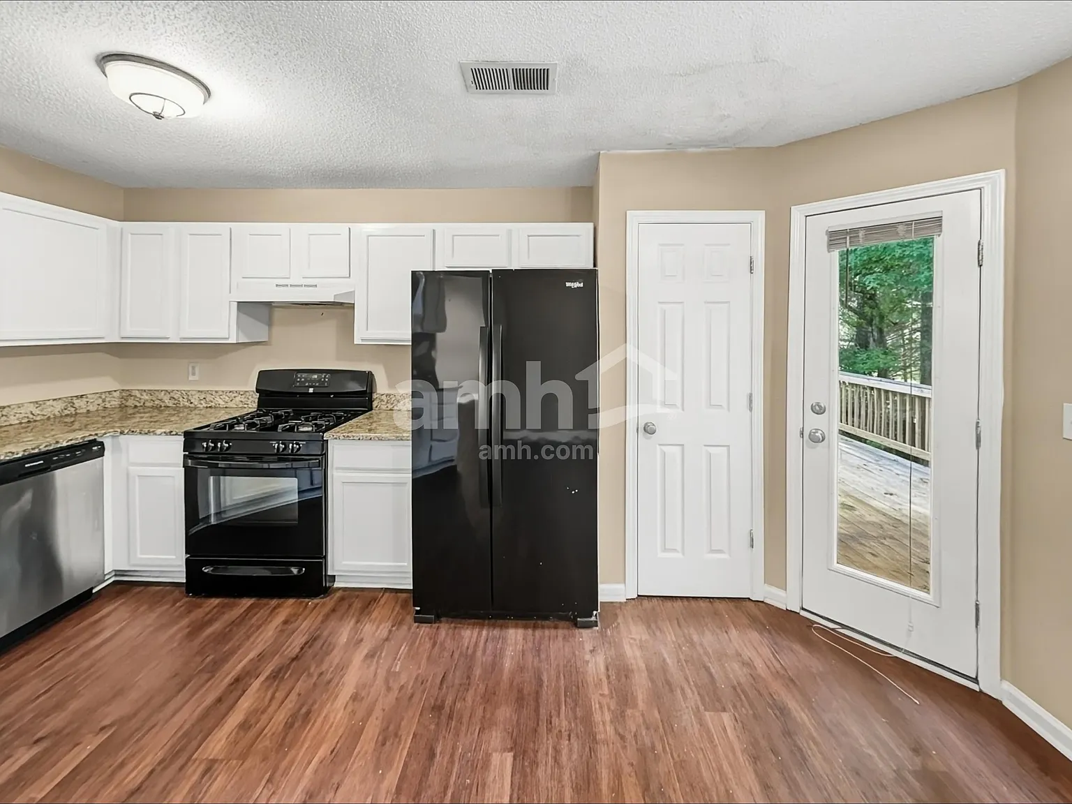 3 bed, 2.0 bath, 1410 sqft, $2,260 — Photo 4