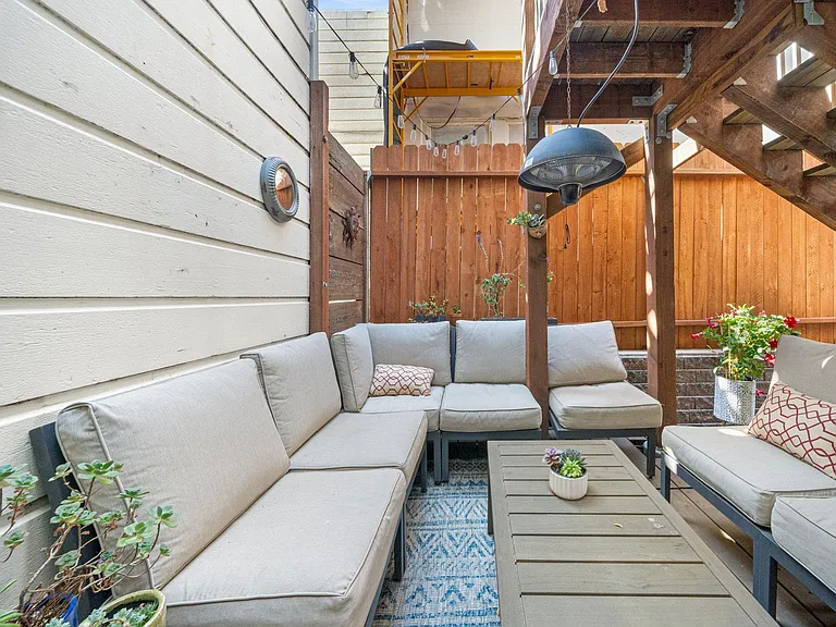 224 Lexington St — Photo 30