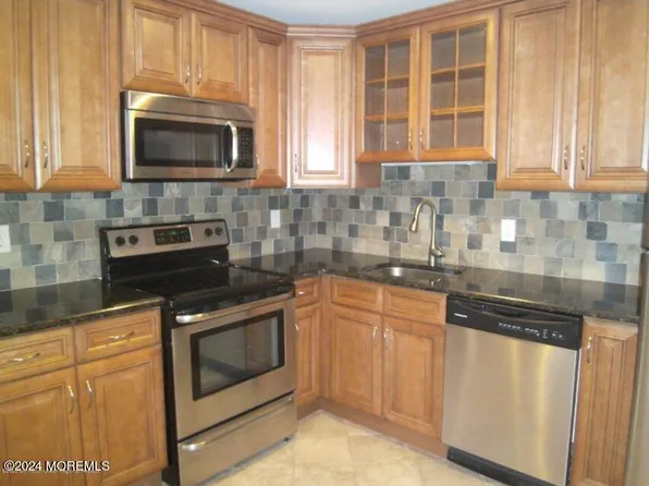 116 Amberly Drive #G, Manalapan, NJ 07726