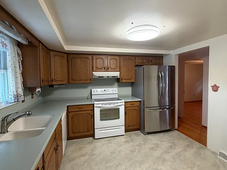 545 Skyview Dr — Photo 4