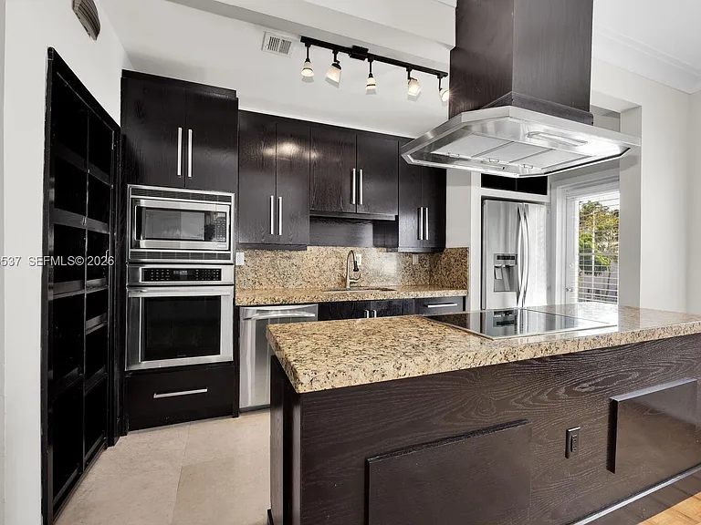 940 Sevilla Ave #206 — Photo 9
