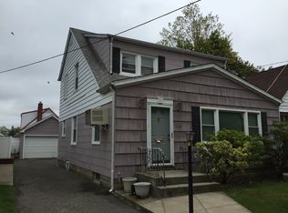 636 S 8th St, New Hyde Park, NY 11040