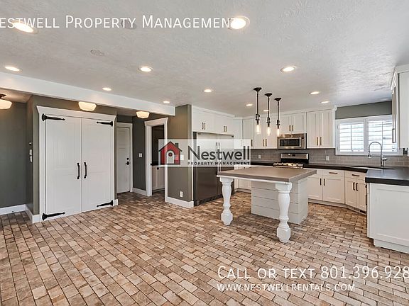 3rd image of 713 S Cumberland Ct