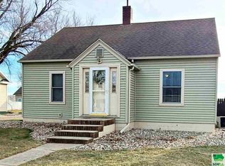 1210 2nd St, Hull, IA 51239