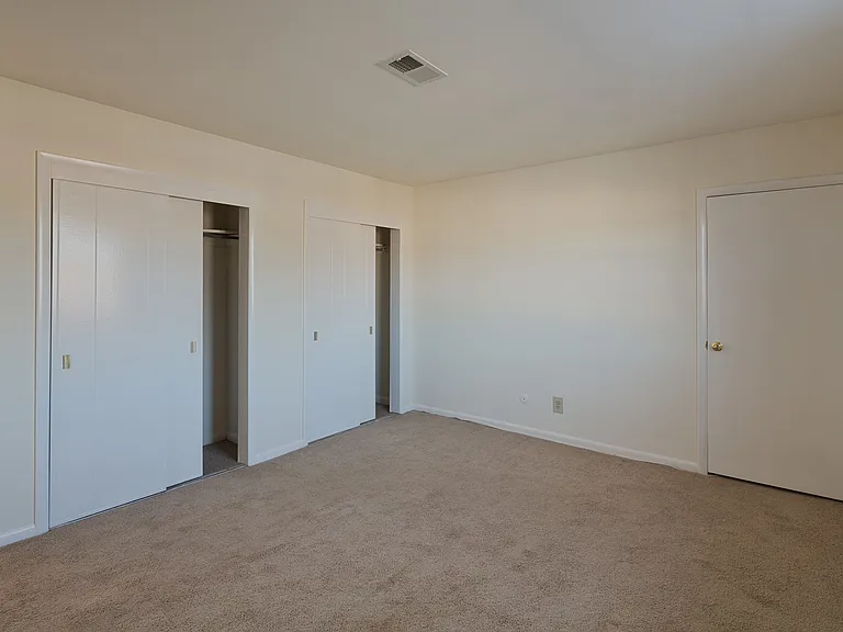 Pickwick Apartments — Photo 24