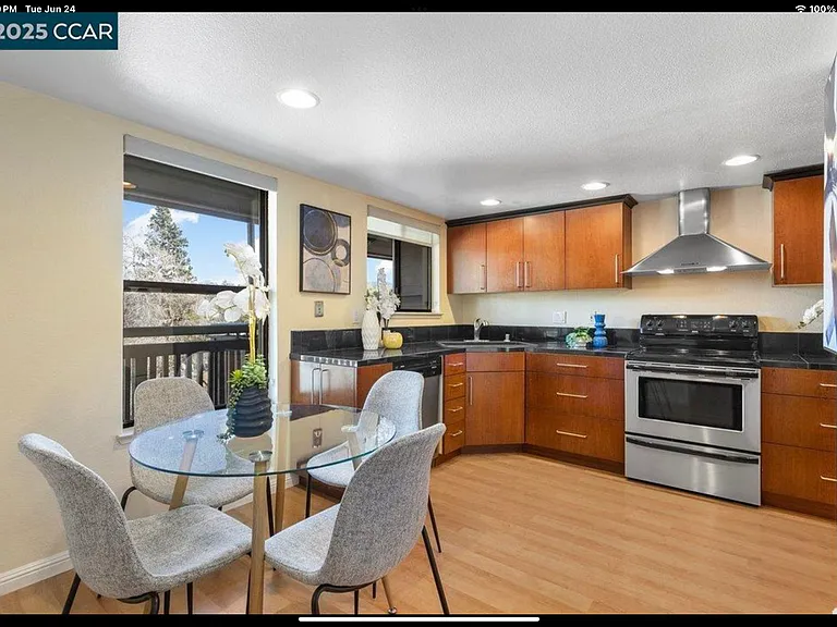 Kitchen seating area