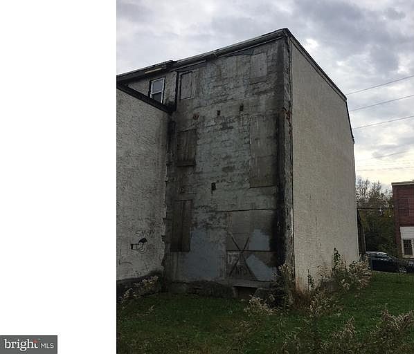 2nd image of 137 W Elm St