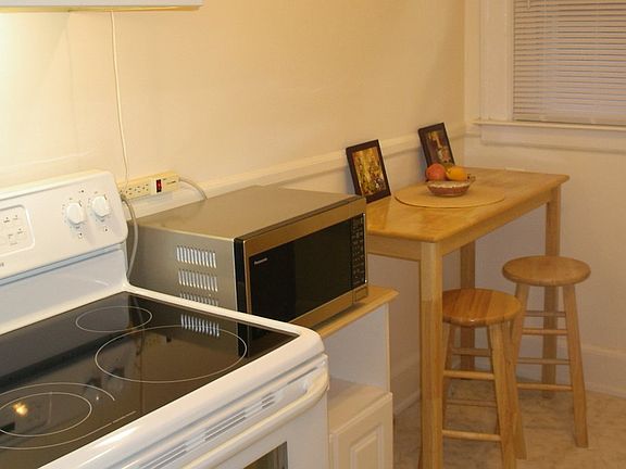 5th image of 852 Beaconsfield Ave APT 1N