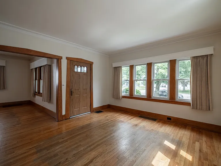 1040 Lake Michigan Dr NW — Photo 5