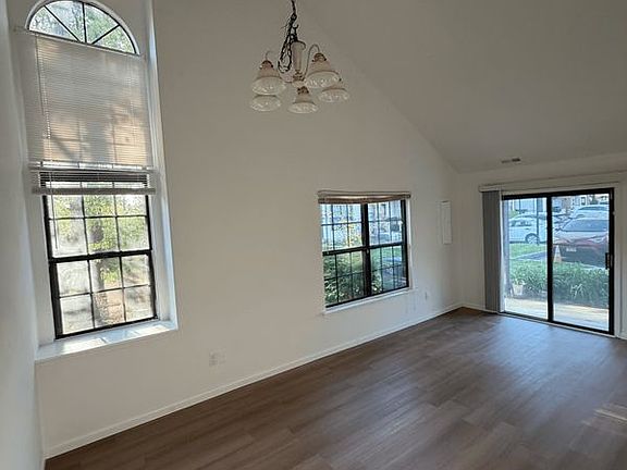 3rd image of 2807 Hawthorn Ct