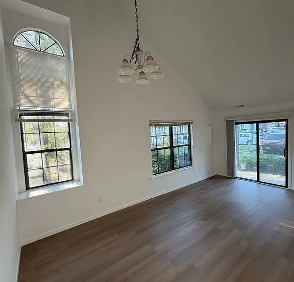 2807 Hawthorn Ct — Photo 3