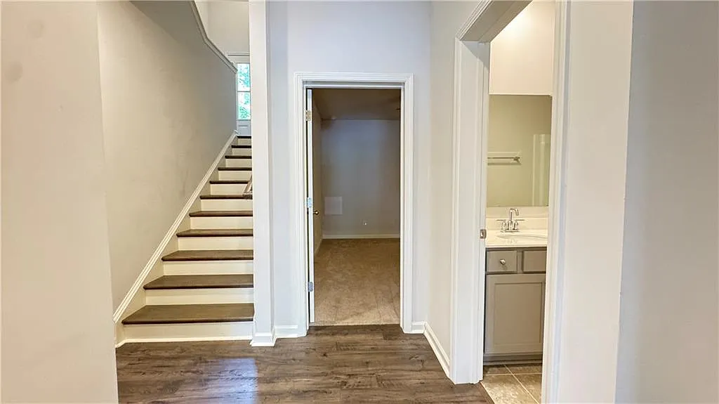3 bed, 4.0 bath, 2426 sqft, $2,650 — Photo 3
