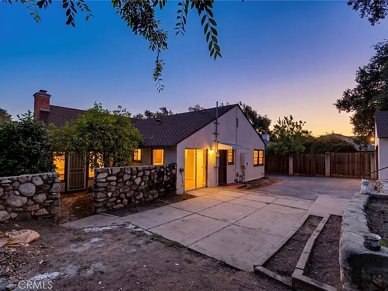 2151 N Altadena Dr — Photo 31