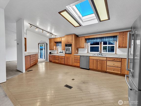 4th image of 10914 94th Street NE