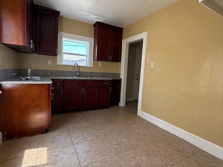 2424 E 4th St — Photo 3