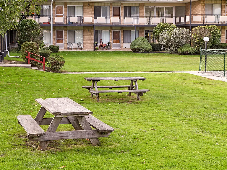Rochester House Apartments — Photo 39
