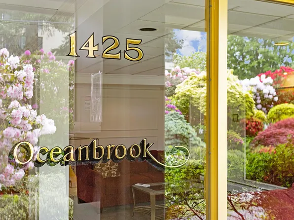 1425 Esquimalt Ave #404, West Vancouver, BC V7T 1L1
