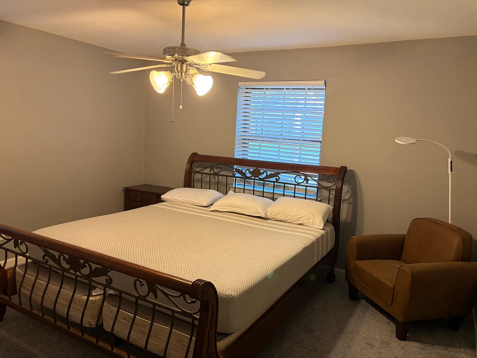 4 bed, 2445 sqft, $925 — Photo 1