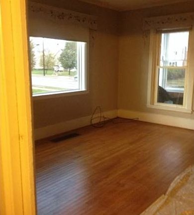 living room, large window w/shade