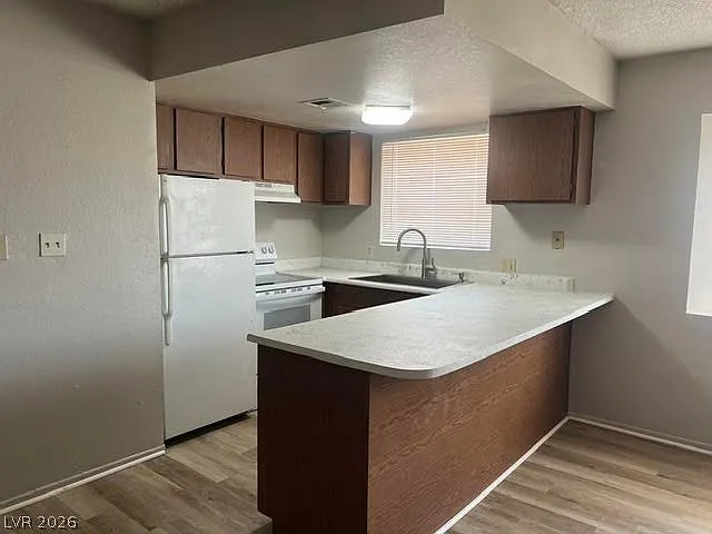 2 bed, 2.0 bath, 3744 sqft, $1,112 — Photo 2