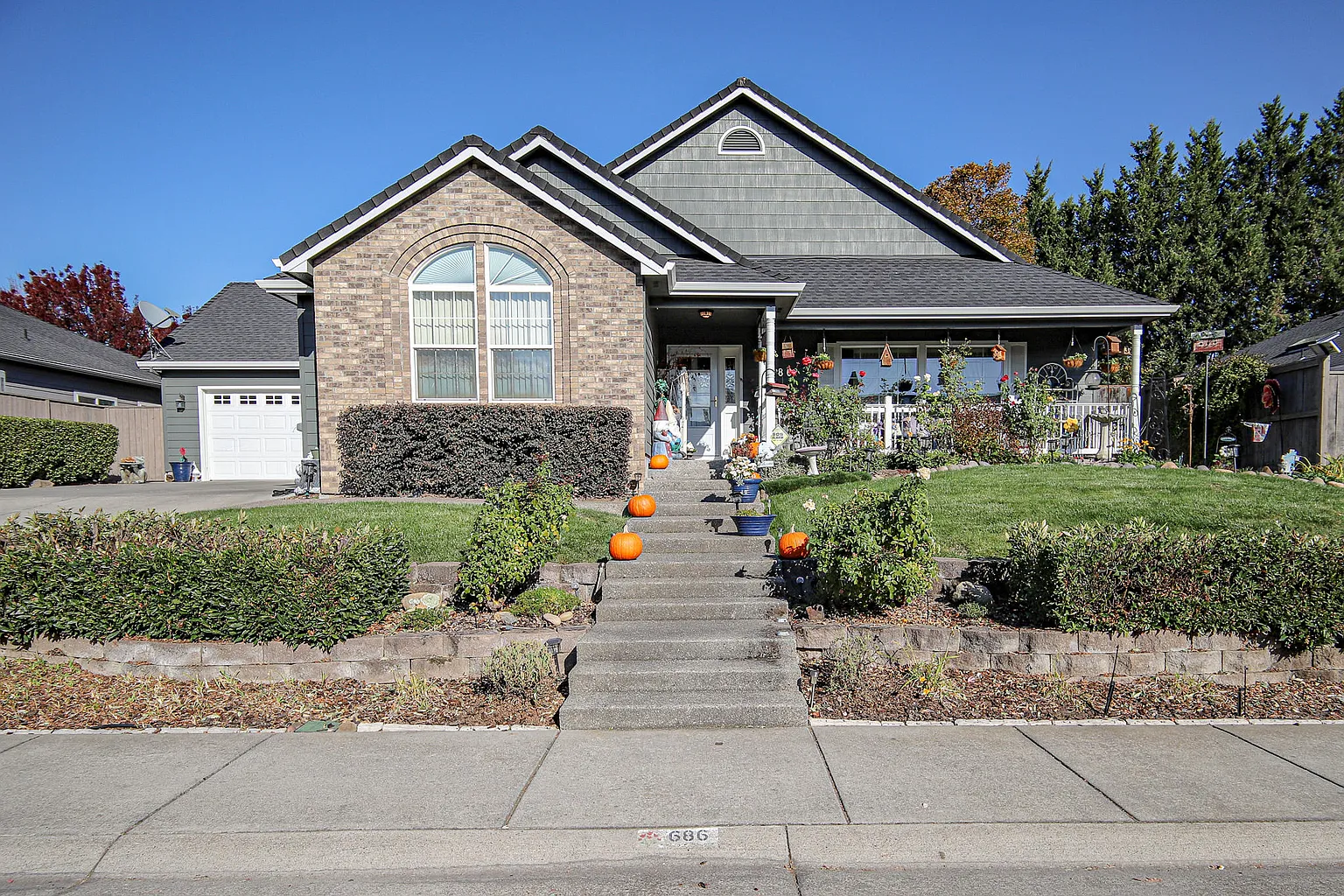 686 White Oak Ave photo 1