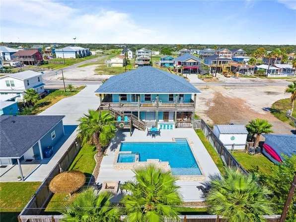 1528 S Magnolia St, Rockport, TX 78382