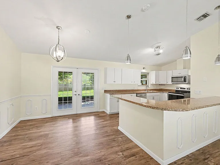1242 Laconia St — Photo 4