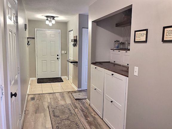 2nd image of 1009 Primrose Ln