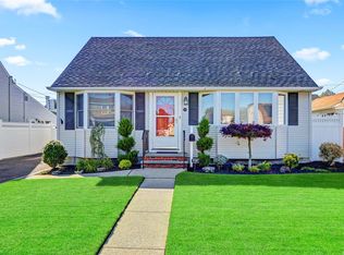 70 Vincent Rd, Hicksville, NY 11801