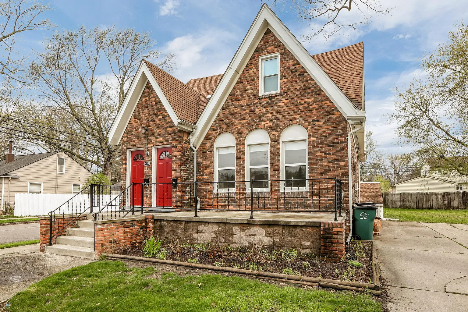 458 W Bernhard Ave photo 1