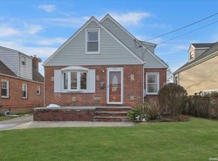 351 Andrews Rd, Mineola, NY 11501