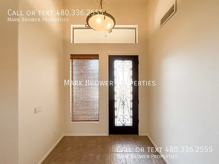 1302 E Elgin Pl — Photo 2