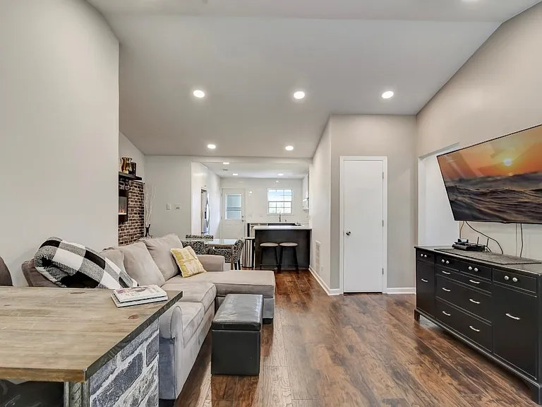 120 E Winchester Rd — Photo 16