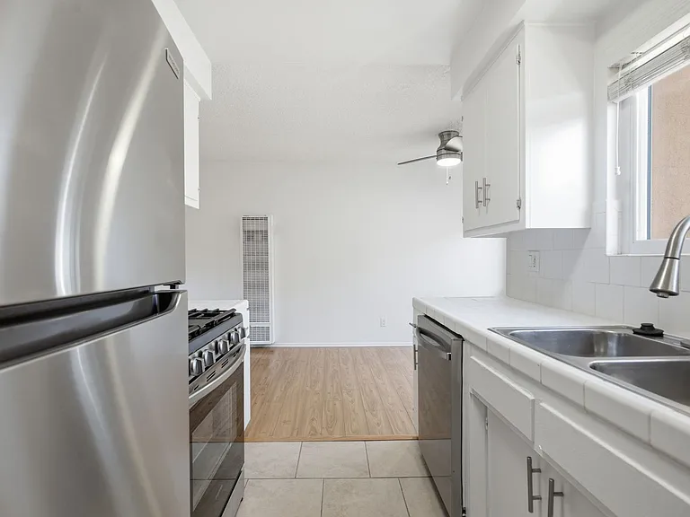 6640 Darby Ave — Photo 19