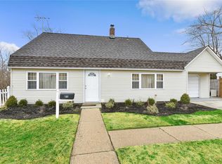 25 Old Oak Ln, Levittown, NY 11756