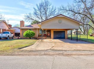 805 W Choctaw St, Lindsay, OK 73052