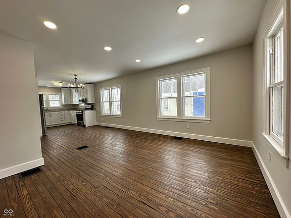5th image of 939 E York St