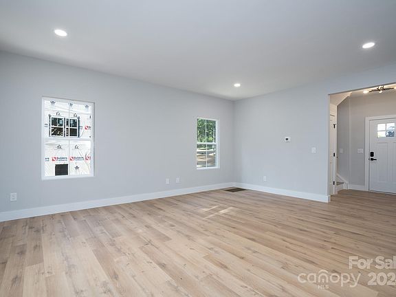5th image of 525 Crowell Ave