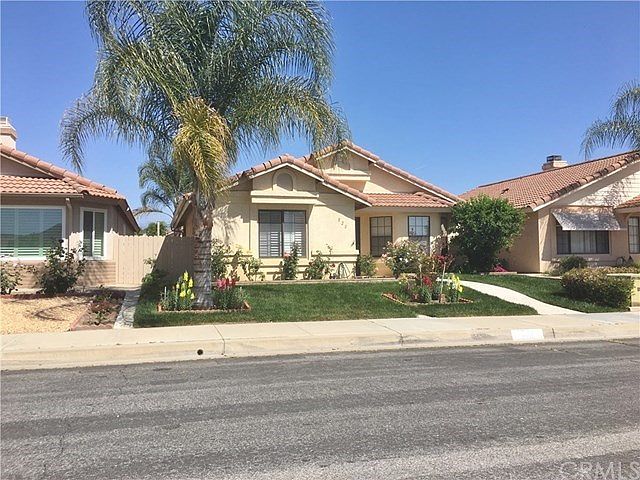 TAKE A LOOK AT THIS BEAUTY! NON-SMOKING HOME THAT'S UPGRADED AND WELL CARED FOR. HOA ONLY$50/YEAR. N