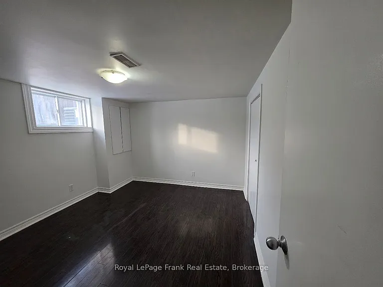 44 Billingsgate Cres — Photo 12