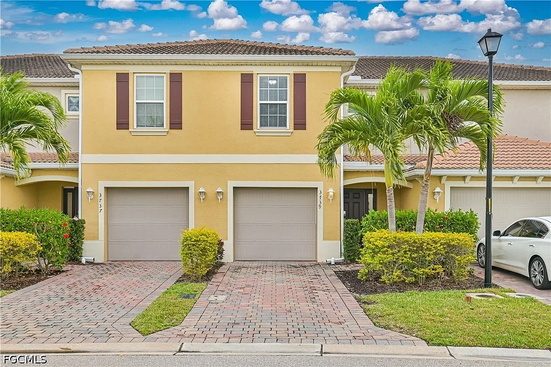 3 bed, 2.5 bath, 1477 sqft, $2,000 — Photo 2