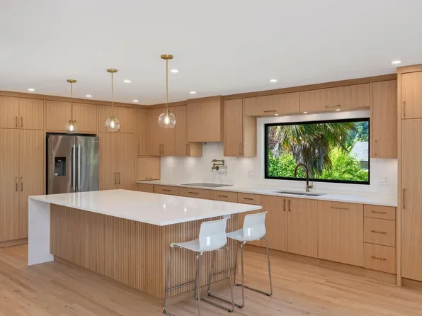 1601 Mileva Ln, Saanich, BC V8N 2V6