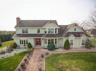 N53W26785 Arrowhead Dr, Pewaukee, WI 53072