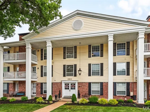 1511 Hampton Hall Dr APT 10, Chesterfield, MO 63017