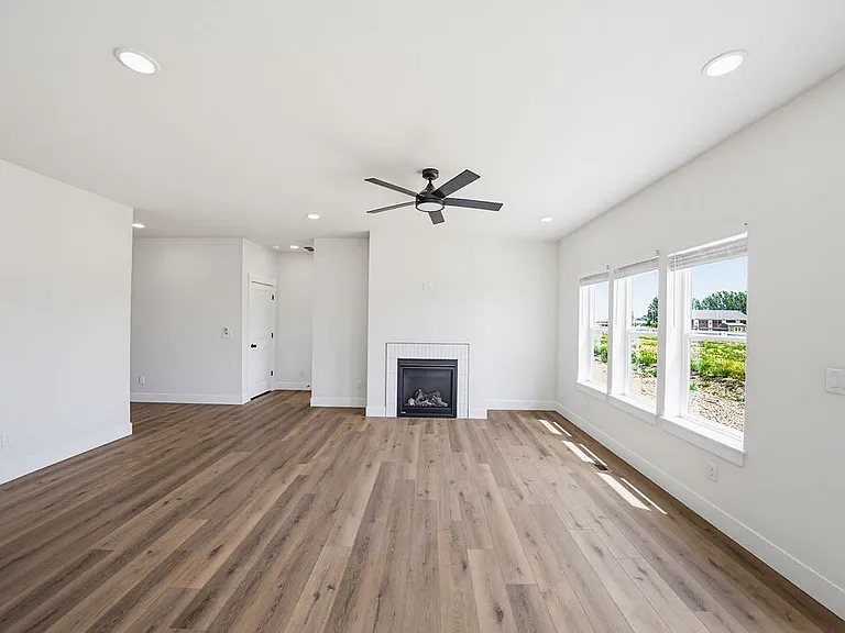 475 E River Ln — Photo 4