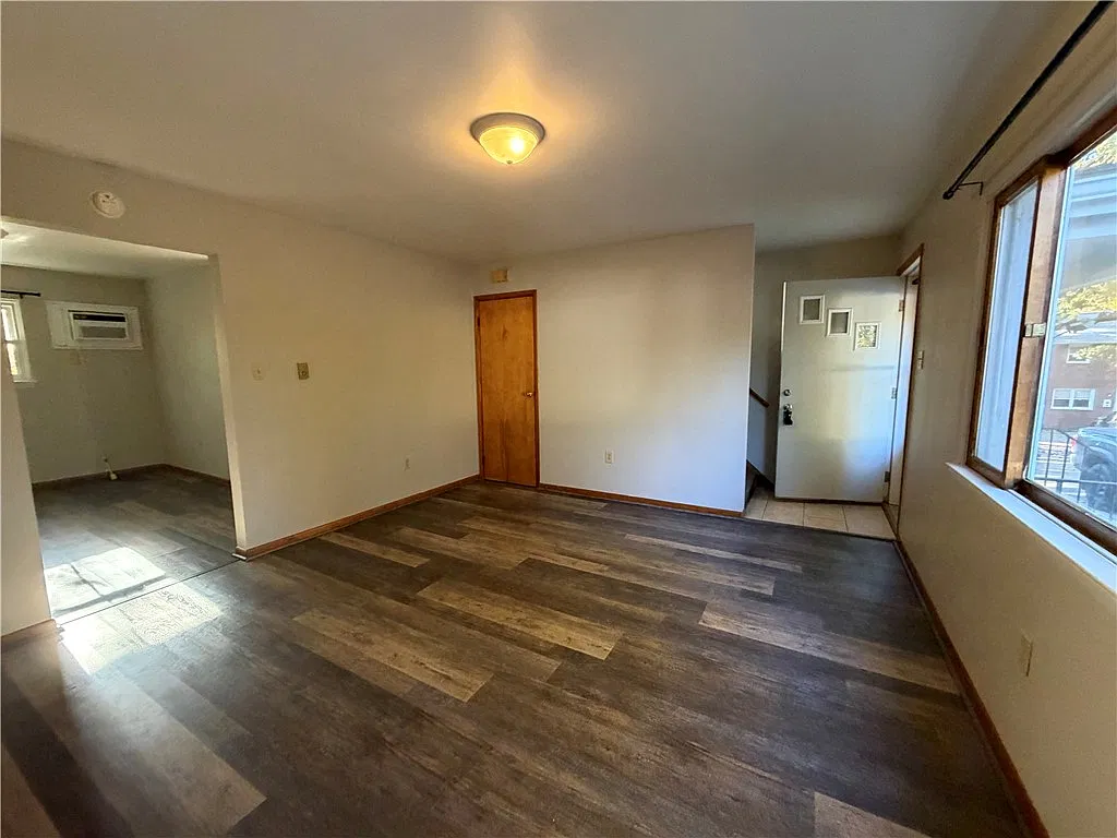 2 bed, $900 — Photo 2